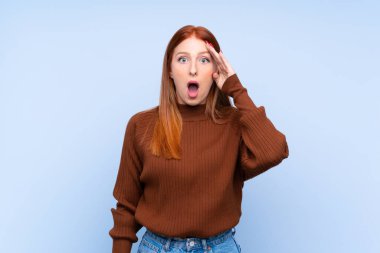 İzole edilmiş mavi geçmişi olan genç kızıl saçlı kadın bir şeyin farkına vardı ve çözüme ulaşmaya çalışıyor.