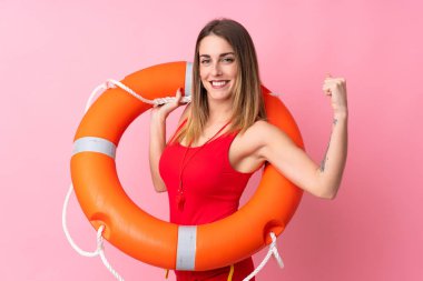 Cankurtaran kadın, izole edilmiş pembe sırtında güçlü bir jest yapıyor.