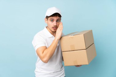 Teslimat beyaz adam mavi arka planda izole bir şey fısıldıyor