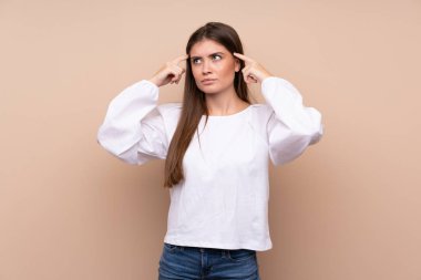 Tecrit edilmiş genç bir kızın şüpheleri ve düşünceleri var.