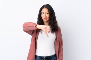 İspanyol Çinli kadın izole edilmiş beyaz arka planda başparmak aşağı işareti gösteriyor