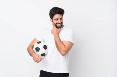 Sakallı, yakışıklı, soyutlanmış beyaz bir arka planı olan genç bir adam.