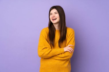 Genç Ukraynalı izole edilmiş mor bir geçmişi olan mutlu ve gülümseyen bir kız.