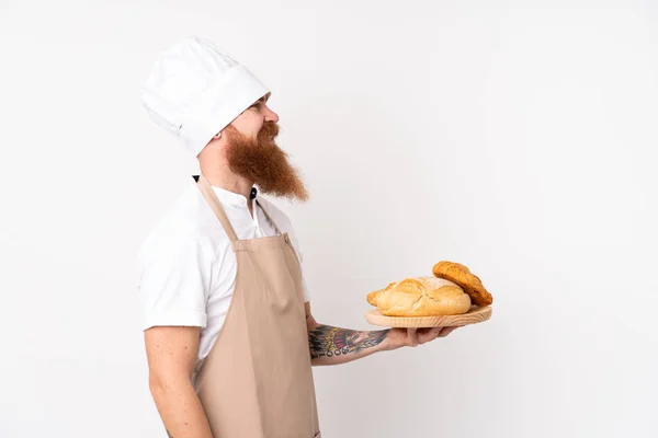 Uomo Dai Capelli Rossi Uniforme Chef Panettiere Maschio Possesso Tavolo — Foto Stock