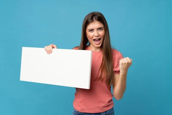 Young Woman Isolated Blue Background Holding Empty White Placard Insert — 图库照片