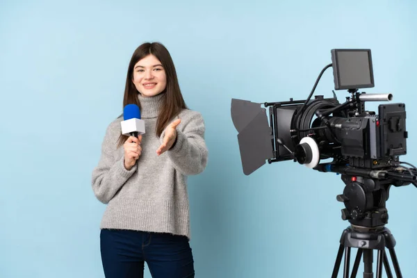 Young Reporter Woman Holding Microphone Reporting News Handshaking Good Deal — Stock Photo, Image