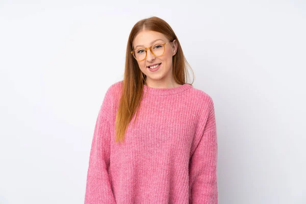 Jeune Rousse Femme Avec Pull Rose Sur Fond Blanc Isolé — Photo