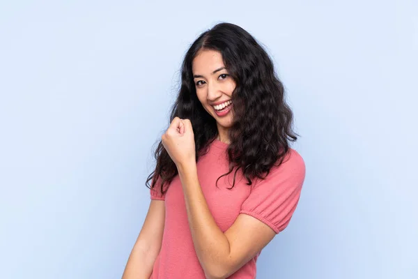 Mujer Raza Mixta Vistiendo Suéter Sobre Fondo Azul Aislado Celebrando — Foto de Stock