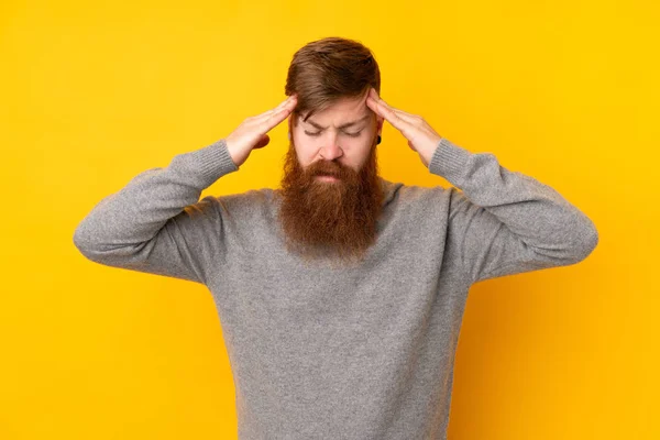 Roodharige Man Met Lange Baard Geïsoleerde Gele Achtergrond Met Hoofdpijn — Stockfoto