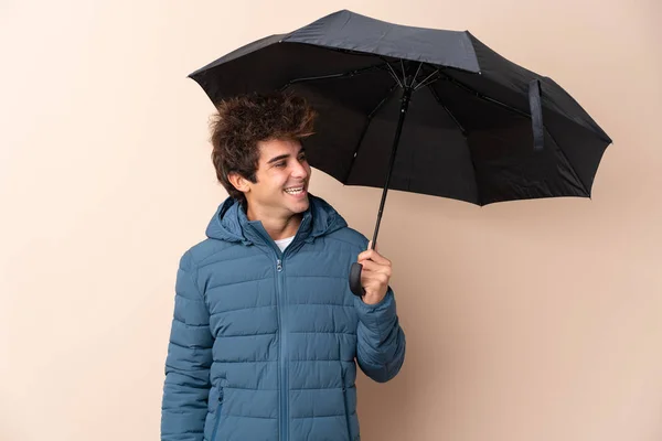 Muž Držící Deštník Nad Izolovaným Pozadím Šťastným Výrazem — Stock fotografie
