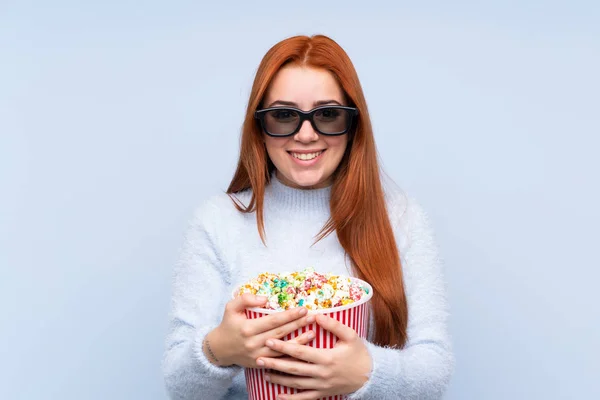 Roodharige Tiener Meisje Geïsoleerde Blauwe Achtergrond Met Bril Met Een — Stockfoto