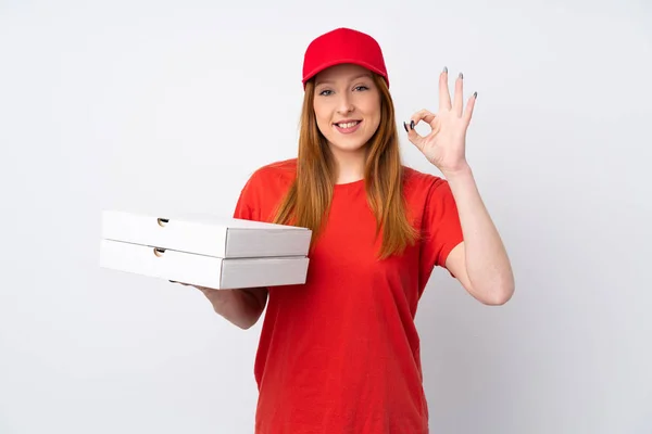 Женщина Доставляющая Пиццу Держит Пиццу Над Изолированной Розовой Стеной Показывая — стоковое фото