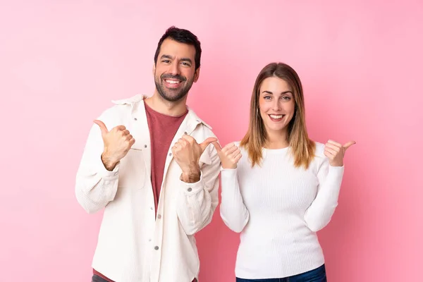 Paar Valentinstag Vor Isoliertem Rosa Hintergrund Das Mit Beiden Händen — Stockfoto