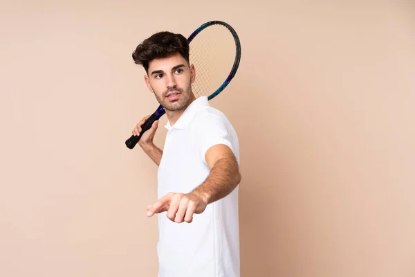 Mladý Muž Nad Izolované Pozadí Hrát Tenis — Stock fotografie