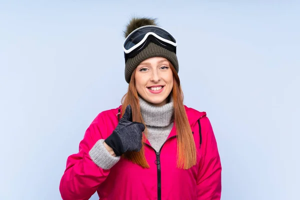 Lyžařka Ryšavá Žena Snowboardovými Brýlemi Přes Izolovanou Modrou Stěnu Dává — Stock fotografie