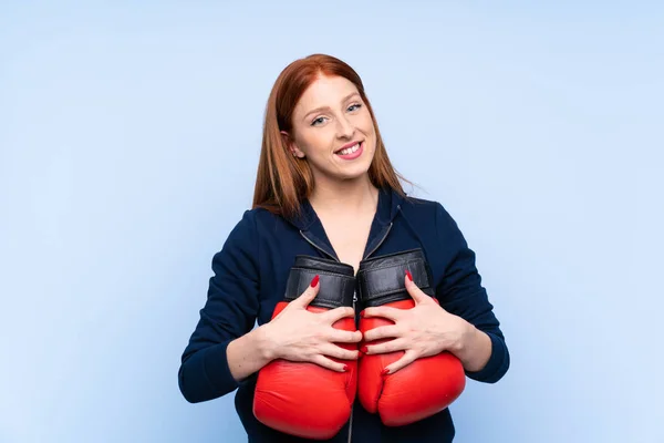 Mladý Ryšavý Sport Žena Přes Izolované Modré Pozadí Boxerskými Rukavicemi — Stock fotografie