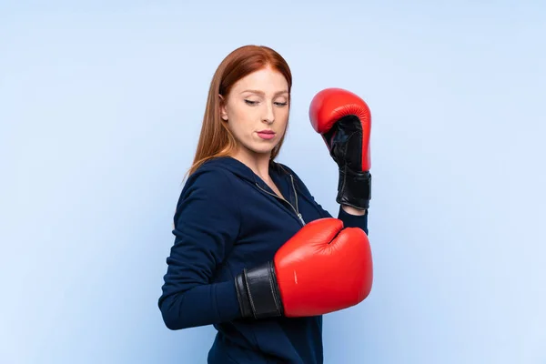 Giovane Rossa Donna Sportiva Isolato Sfondo Blu Con Guanti Boxe — Foto Stock