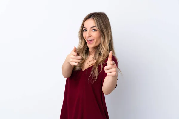 Mujer Joven Sobre Fondo Blanco Aislado Apuntando Hacia Frente Sonriendo —  Fotos de Stock