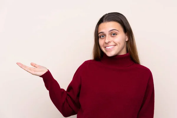 Teenager Dívka Přes Izolované Pozadí Natahuje Ruce Stranu Pro Pozvání — Stock fotografie
