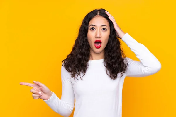 Mujer Raza Mixta Sobre Fondo Amarillo Aislado Sorprendido Apuntando Con —  Fotos de Stock