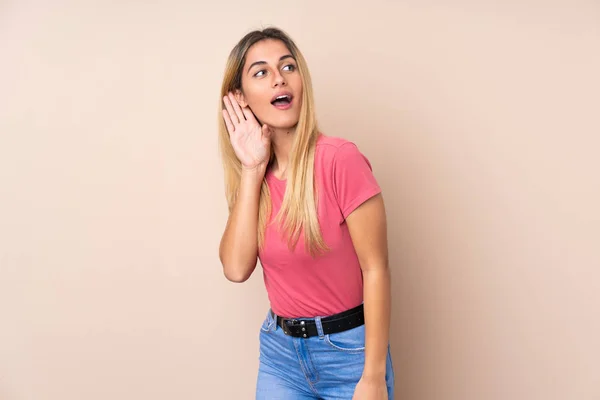 Joven Uruguaya Sobre Fondo Aislado Escuchando Algo Poniendo Mano Oreja —  Fotos de Stock