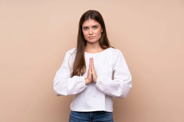 Jong Meisje Met Een Geïsoleerde Achtergrond Houdt Hand Bij Elkaar — Stockfoto