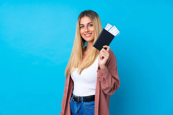 Jonge Uruguayaanse Vrouw Geïsoleerde Blauwe Achtergrond Gelukkig Vakantie Met Paspoort — Stockfoto