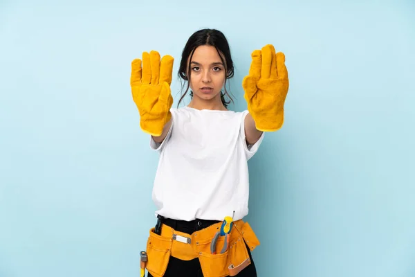 Junge Elektrikerin Isoliert Auf Blauem Hintergrund Macht Stop Geste Und — Stockfoto
