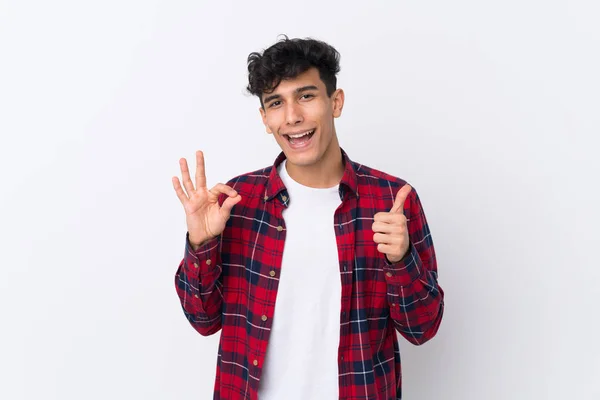 Jovem Argentino Homem Sobre Isolado Fundo Branco Mostrando Sinal Polegar — Fotografia de Stock