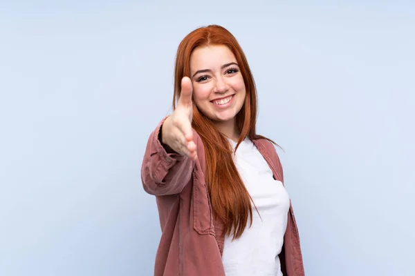 Redhead Έφηβος Κορίτσι Πάνω Από Απομονωμένο Μπλε Φόντο Χειραψία Για — Φωτογραφία Αρχείου