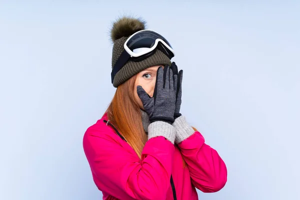Skier Rudowłosa Kobieta Okularami Snowboardowymi Odizolowanej Niebieskiej Ścianie Pokrywa Oczy — Zdjęcie stockowe