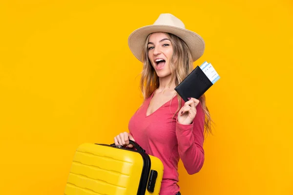 度假时带着手提箱和护照的黄种女人 — 图库照片