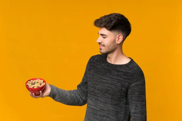 Ung Man Över Isolerad Bakgrund Håller Skål Med Spannmål — Stockfoto