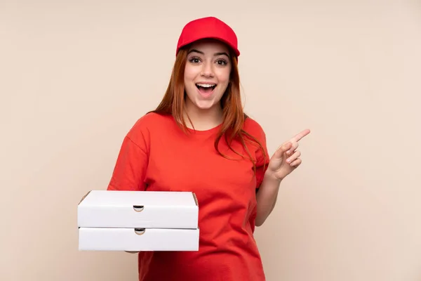 Pizzabote Teenager Mädchen Hält Eine Pizza Über Isolierten Hintergrund Zeigt — Stockfoto