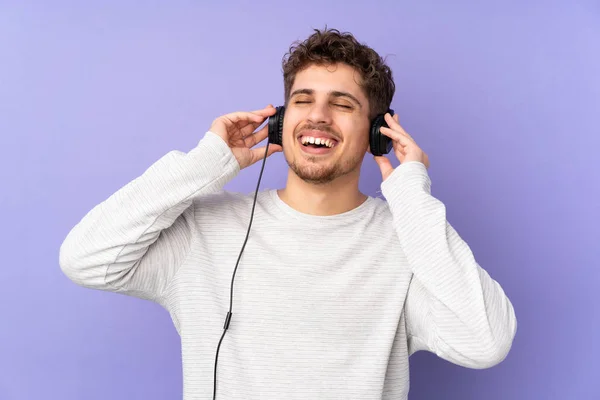 Λευκός Άνδρας Απομονωμένος Μωβ Φόντο Ακούγοντας Μουσική Και Τραγουδώντας — Φωτογραφία Αρχείου