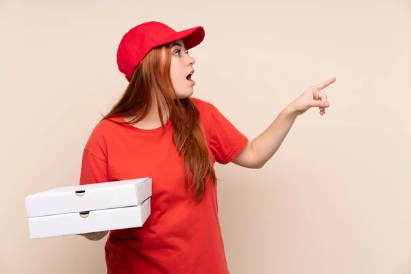 Pizza Entrega Adolescente Segurando Uma Pizza Sobre Fundo Isolado Apontando — Fotografia de Stock