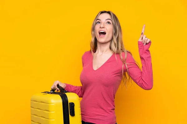 Mujer Joven Sobre Fondo Amarillo Aislado Vacaciones Con Maleta Viaje —  Fotos de Stock