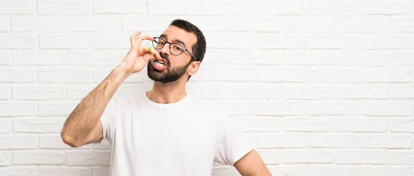 Hombre con barba cepillándose los dientes —  Fotos de Stock
