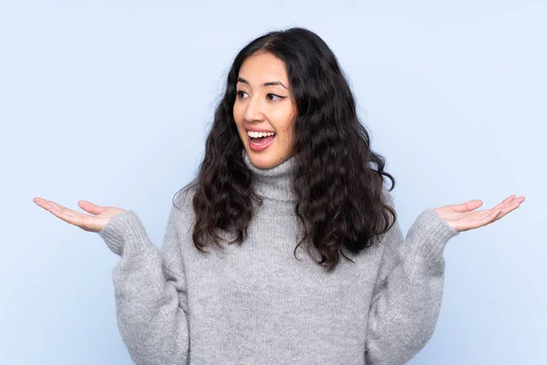 Espanhol Chinês Mulher Mais Isolado Azul Fundo Segurando Copyspace Com — Fotografia de Stock