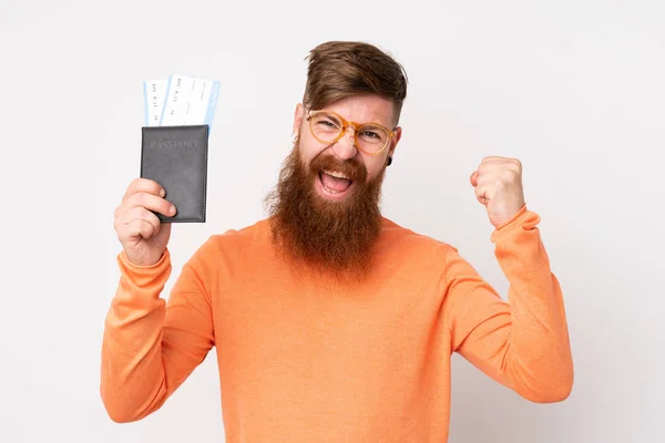 Roodharige Man Met Lange Baard Geïsoleerde Witte Achtergrond Blij Vakantie — Stockfoto