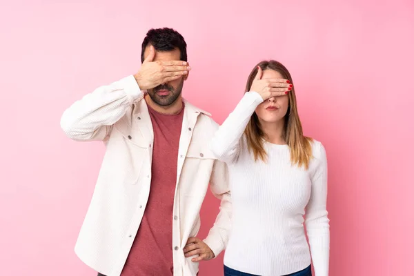 Coppia Giorno San Valentino Sfondo Rosa Isolato Che Copre Occhi — Foto Stock