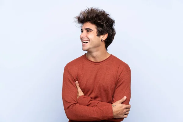 Joven Caucásico Hombre Sobre Aislado Azul Fondo Feliz Sonriente —  Fotos de Stock