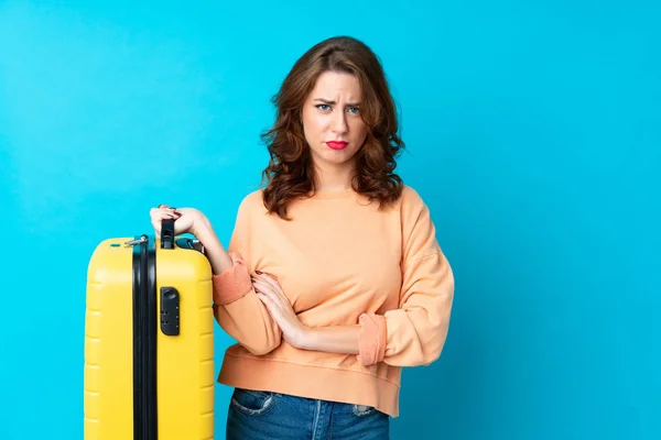 Mujer Viajero Con Maleta Sobre Fondo Azul Aislado Triste — Foto de Stock