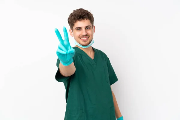 Cirurgião Uniforme Verde Isolado Fundo Branco Isolado Sorrindo Mostrando Sinal — Fotografia de Stock