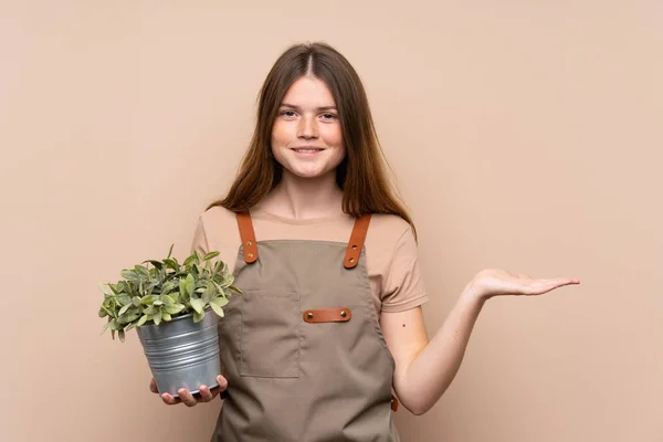 Ukraiński Nastolatek Ogrodnik Dziewczyna Gospodarstwa Roślin Trzymając Copyspace Wyobraźni Dłoni — Zdjęcie stockowe