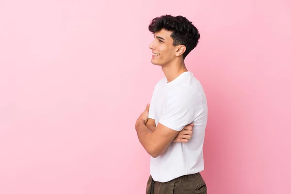 Jonge Argentijnse Man Geïsoleerde Roze Achtergrond Kijken Naar Zijkant — Stockfoto