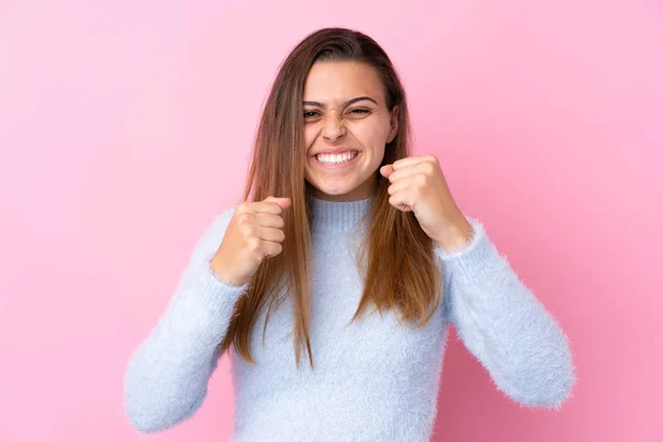 Ragazza Adolescente Con Maglione Blu Sfondo Rosa Isolato Che Celebra — Foto Stock