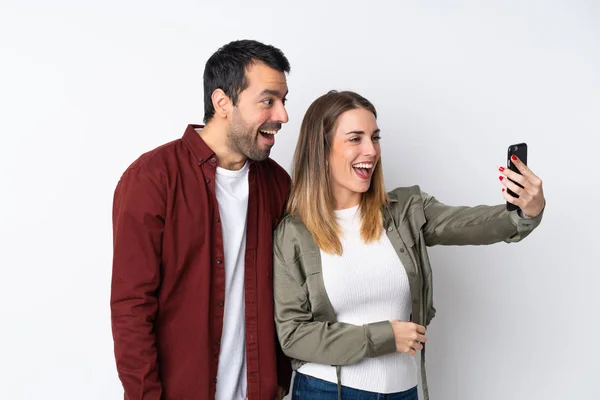 Pareja San Valentín Sobre Fondo Aislado Haciendo Una Selfie Con — Foto de Stock