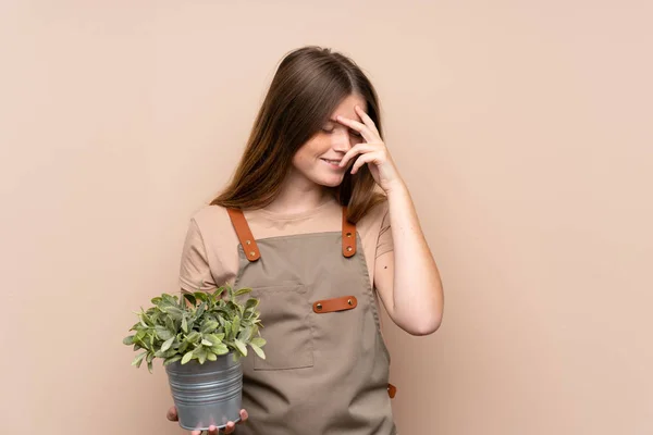 Oekraïense Tiener Tuinier Meisje Met Een Plant Lachen — Stockfoto