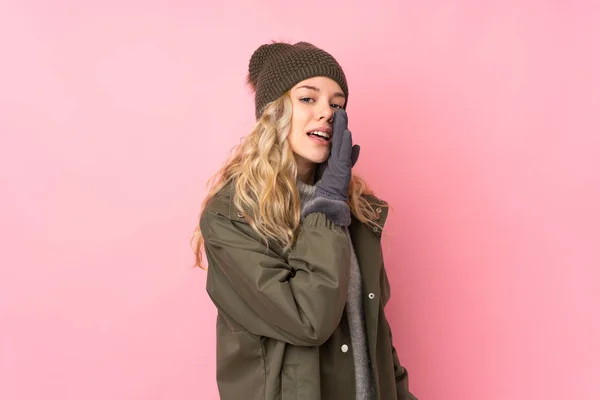 Ung Flicka Med Vinter Hatt Isolerad Rosa Bakgrund Viskar Något — Stockfoto